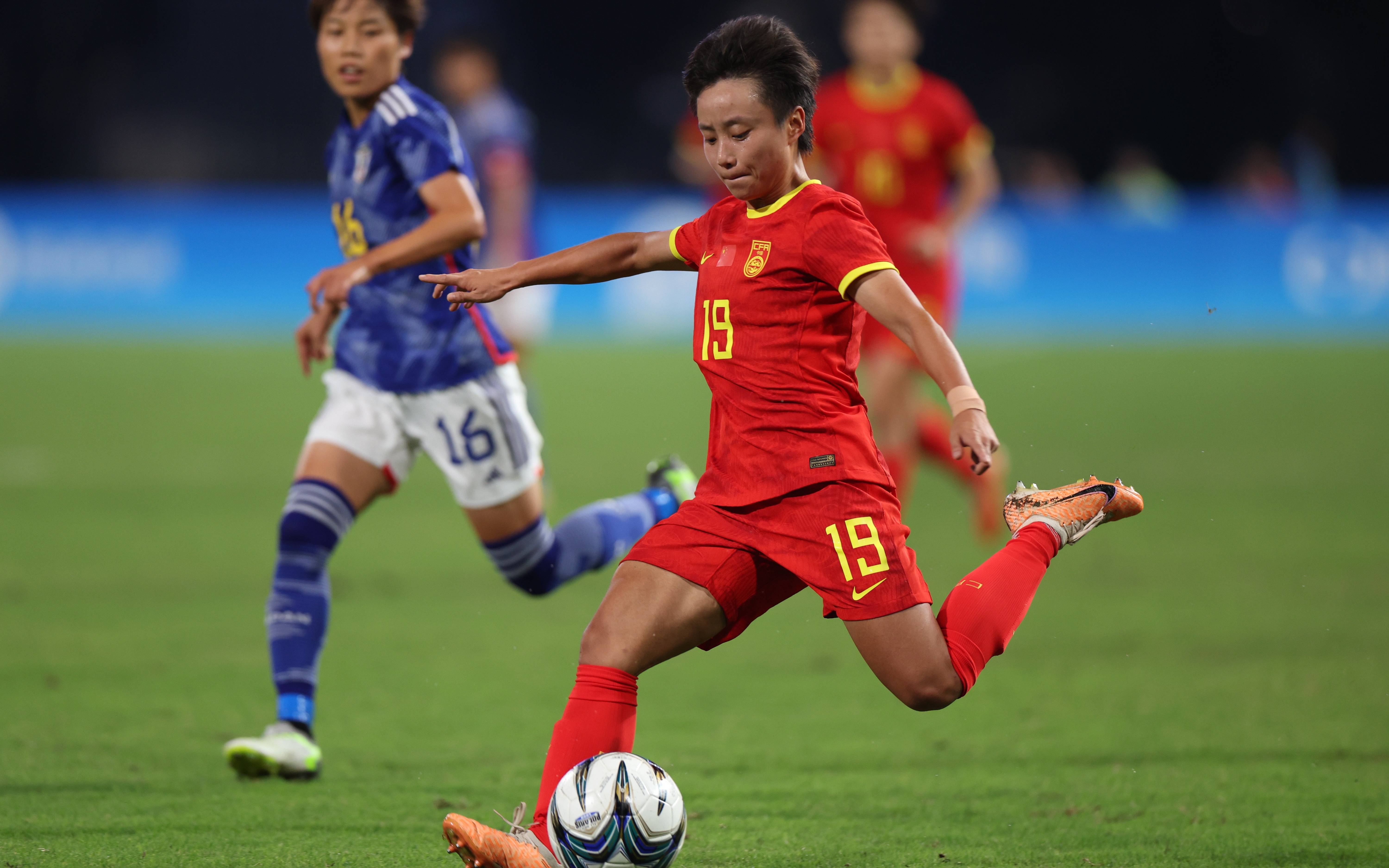 国际女足比赛中，中国队球员展现出色技艺和实力