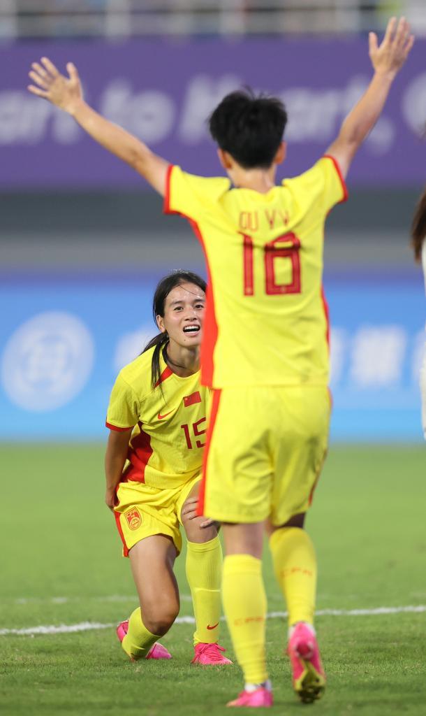 国际女足比赛中，中国队球员展现出色技艺和实力